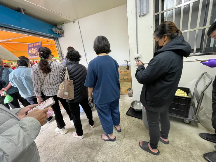 大家邊等邊看師傅在下鍋手工魚丸的過程