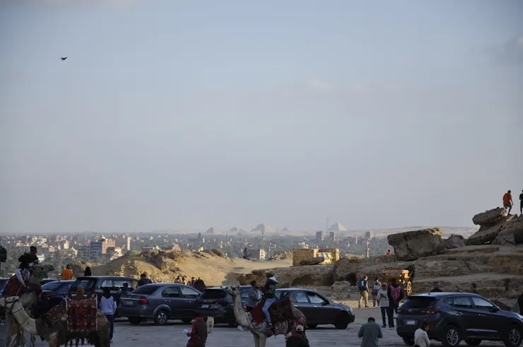 園區內的景觀(遠方的景觀是階梯金字塔)