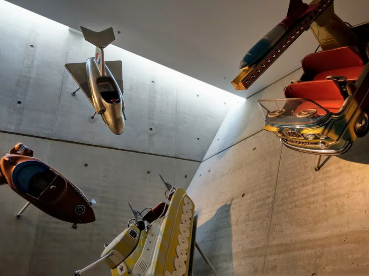 新建築：展出軍事相關的玩具、電影、音樂、書籍等