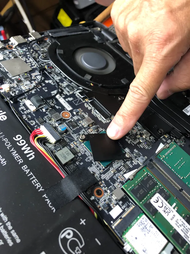 就是這邊發熱量過高,這麼小一片散熱片哪壓的熱住啊??