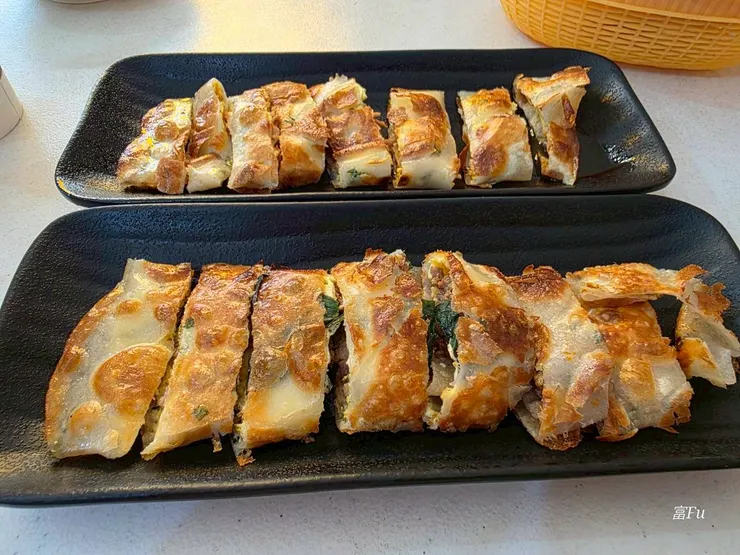蛋餅走酥脆流派，像是餅乾一樣，焦香味十足，見面起手式就是兩份!