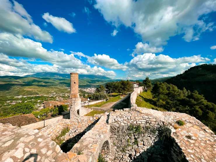 Berat Fortress ；最高處防禦工事殘存的堡壘城牆 ( 攝於城牆斷壁上，不建議傚仿 )