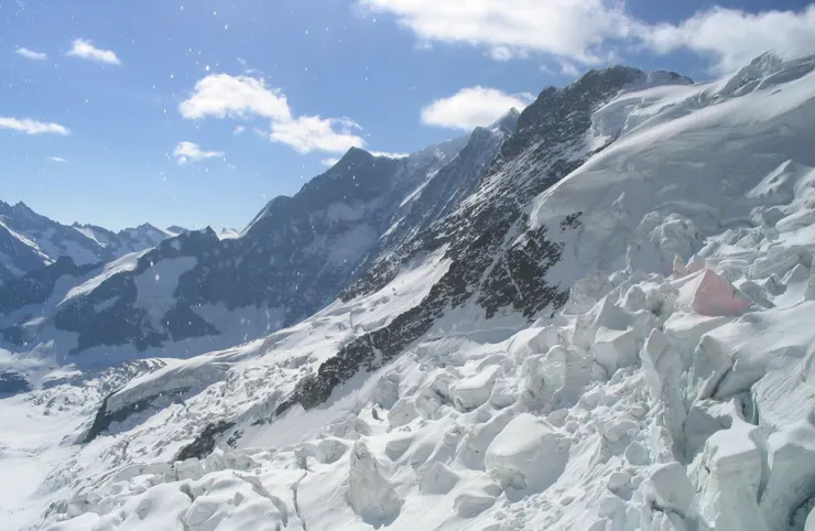 少女峰列車中途停靠站有觀景台可觀賞冰河