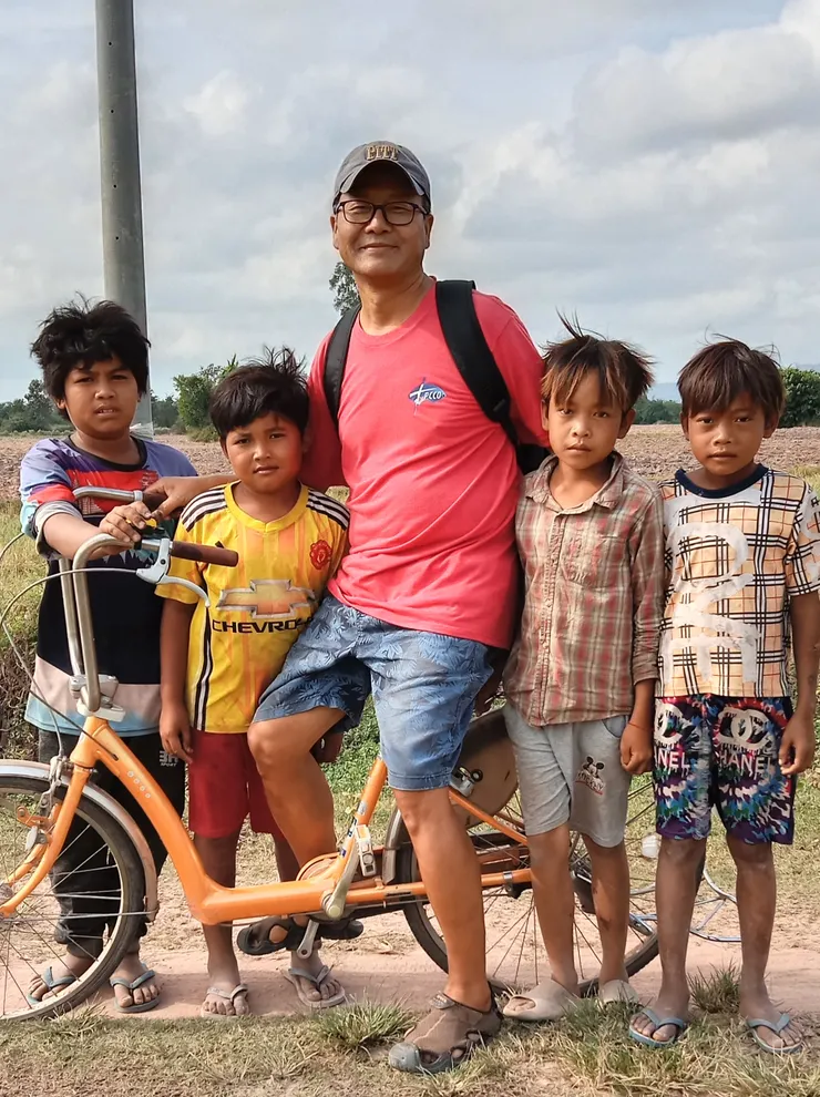 在村落里骑车碰到来教会的小孩子