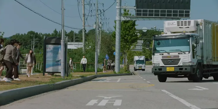 搶劫犯開著大型車逃竄，遭公慧園開槍射擊。(圖: Netflix 第1集 53:30)