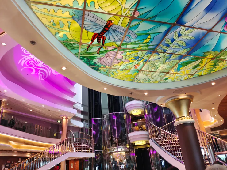 七八樓的挑高中庭，上樓梯後是個圓形小舞台，經常有Band或樂器表演。