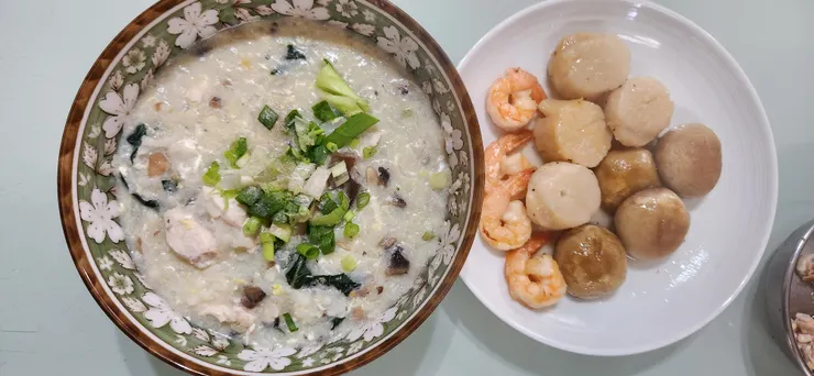 盛碗後，可以依個人口味加入蔥花、白胡椒、香油；如果有油條我覺得會更棒啊~~配菜就是好市多的北海道干貝、帶尾蝦仁跟洋菇。在煎的時候沒有白酒，索興就用米酒代替啦~