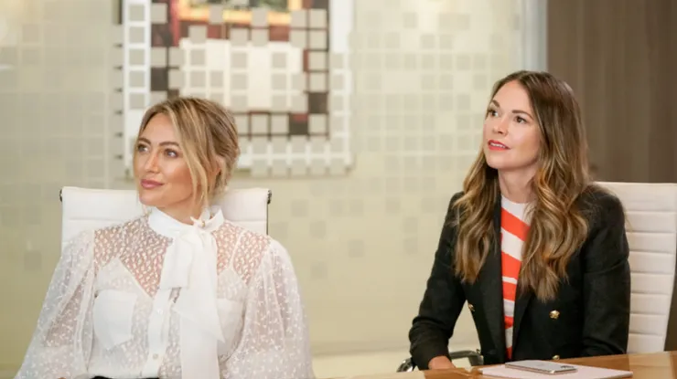 萊莎 (右) 跟年輕總編凱爾西(左)工作中: 照片來源: tvinsider