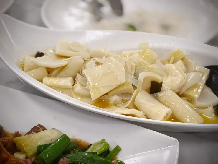 宜蘭必吃第二名，貴竹筍啦！也是滷的超香，忍不住一口接一口