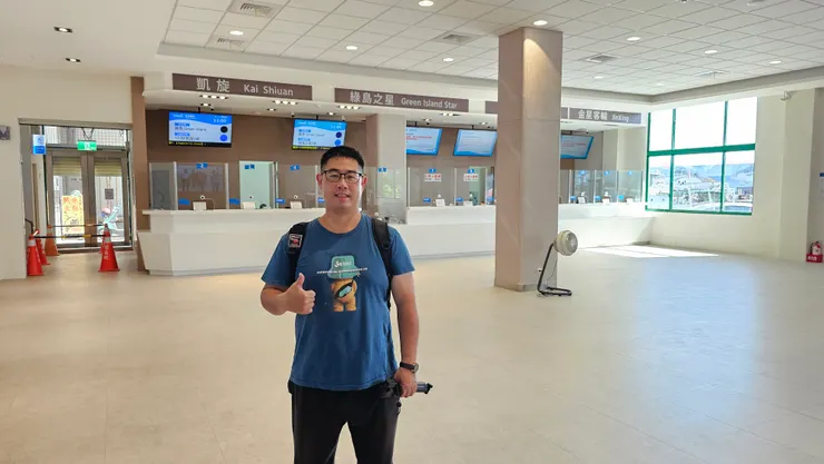 我身後是台東富岡漁港的客輪船票售票處!