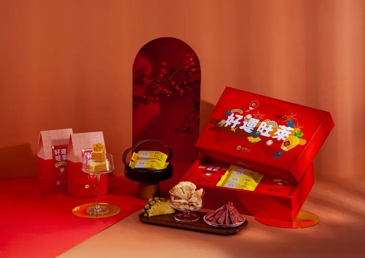 圖說：旺萊山多款綜合禮盒，將鳳梨酥、鳳梨肉乾、果凍、鳳梨鮮果乾與好運餅乾完美搭配，多樣化的選擇成為過年期間全家團圓共享的好運驚喜。（資料來源：旺萊山）