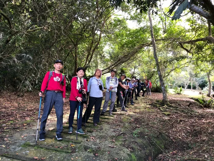 進入巨石板前來個團體照