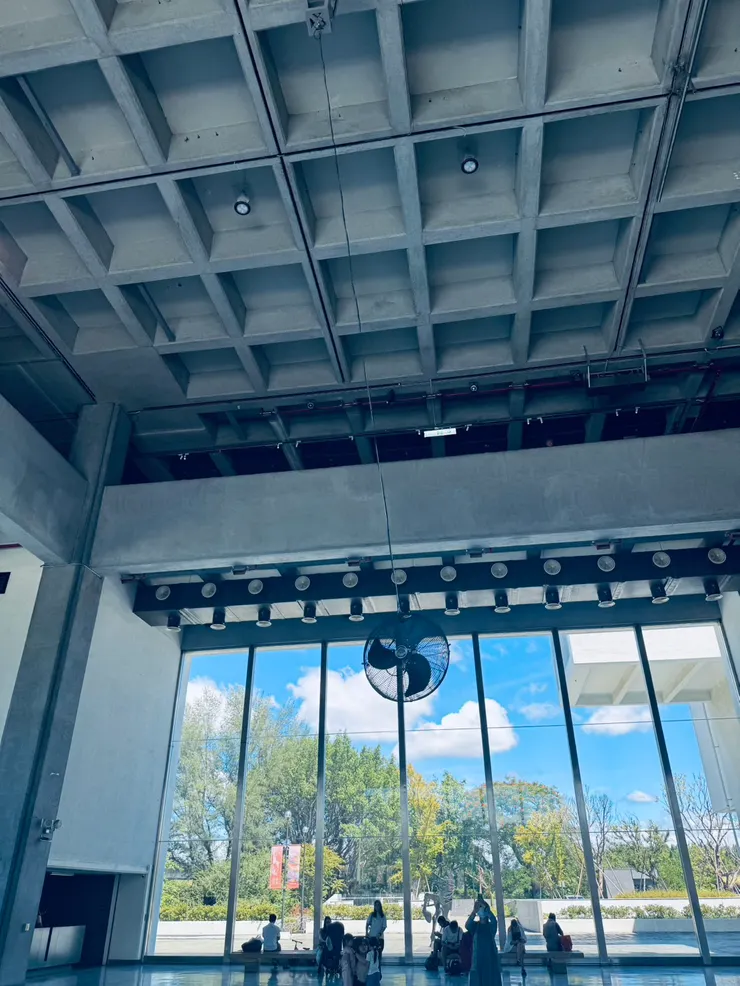 在大廳隨氣流擺動的循環扇