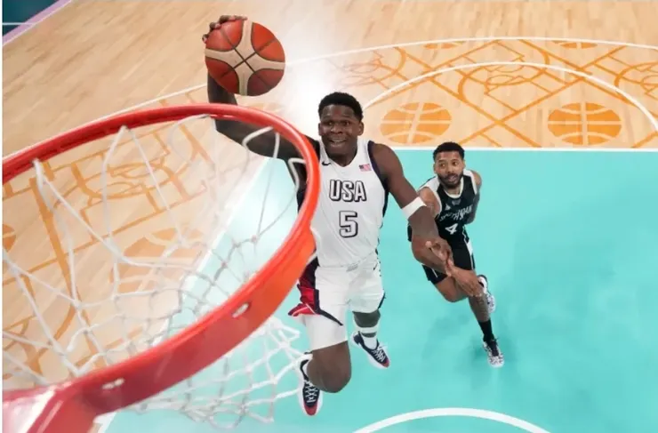 艾華斯飛身上籃得分