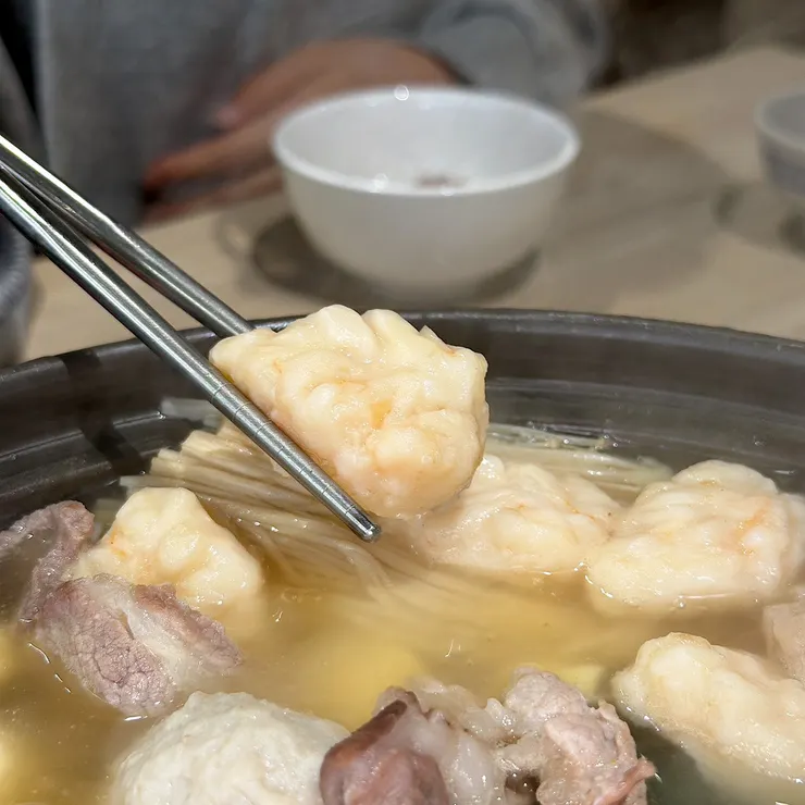 小葉蝦滑煮熟後變成可愛的粉紅楓葉，裡面真的吃得到大塊蝦仁。