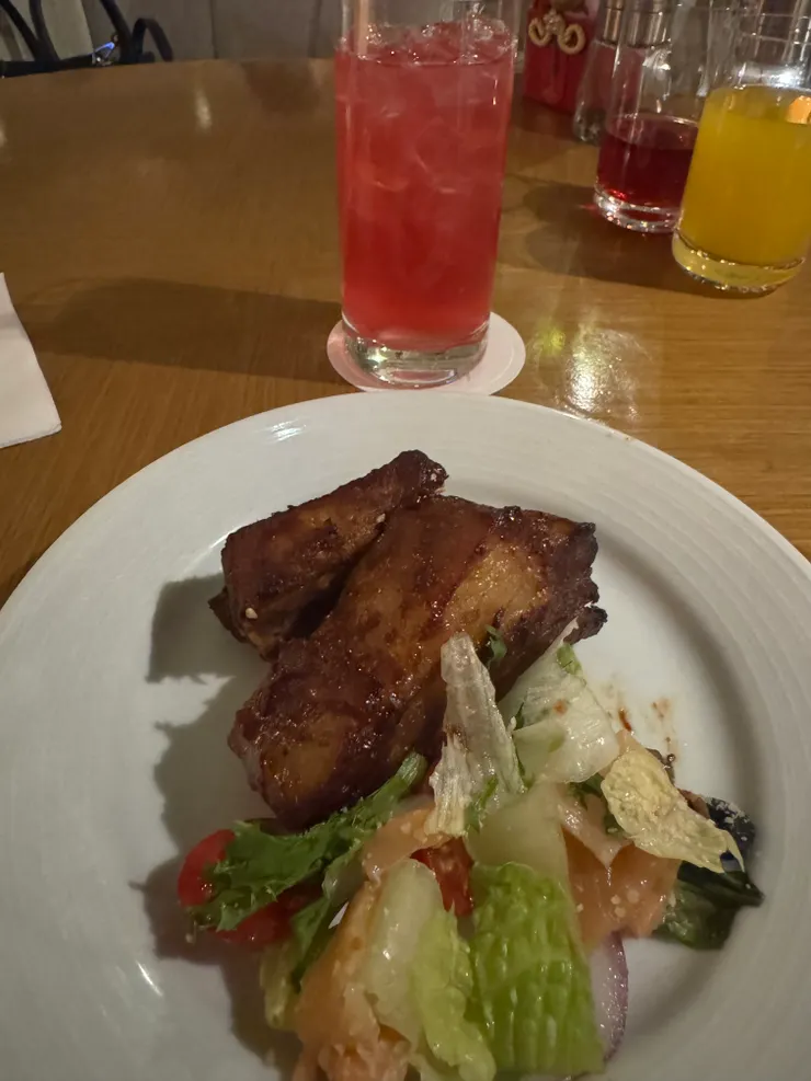 豬肋排你好👋 其實happy hour品項不多反而讓我多吃點沙拉，好健康，不然正常吃把費我幾乎不碰沙拉的～