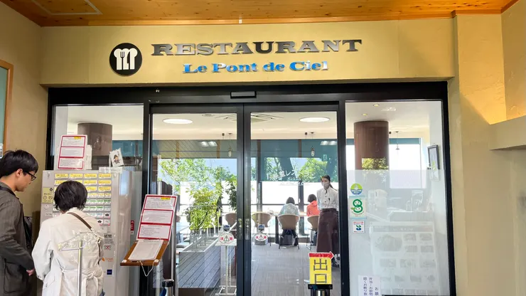 可以先填單候位並到食券機點餐。