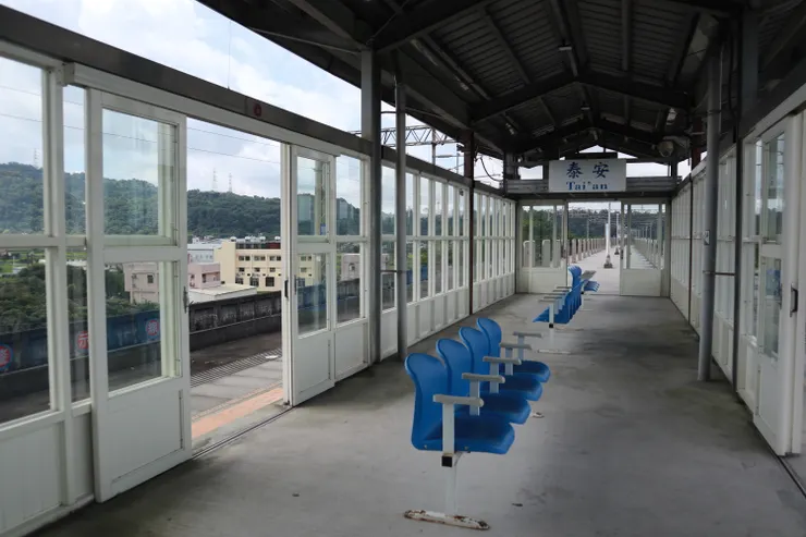 泰安新站的半開放候車空間