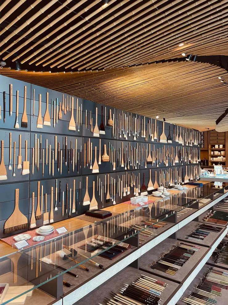 整面的畫筆展示，排列整齊，讓人大開眼界