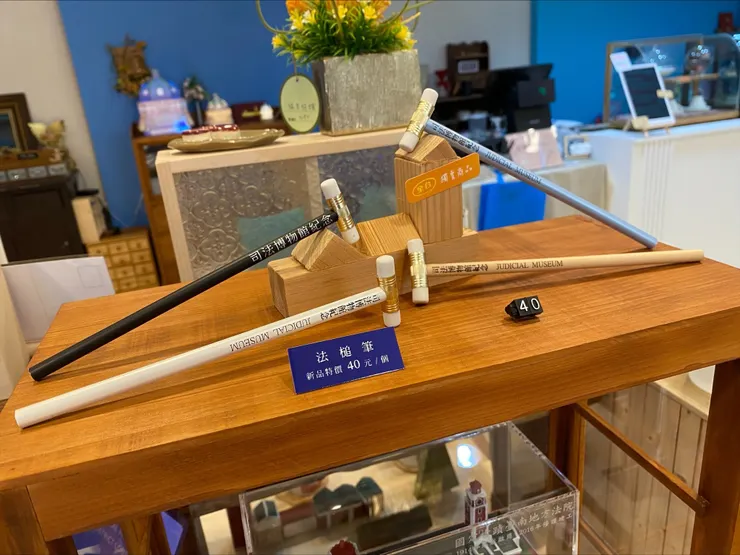 怪到很好玩的法槌筆，我忍不住買了一隻。