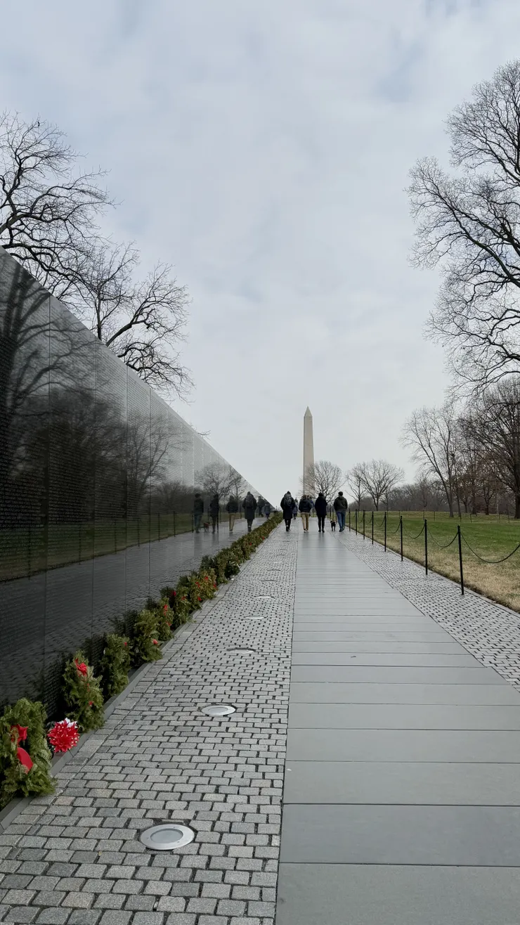 東翼朝向華盛頓紀念碑。