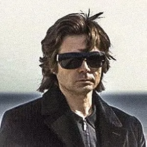 在日本亞馬遜網站上刊登的作者近照(點擊可觀看他的著作)