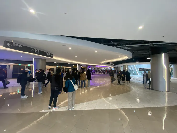 進場處明亮寬敞還有新裝潢的味道