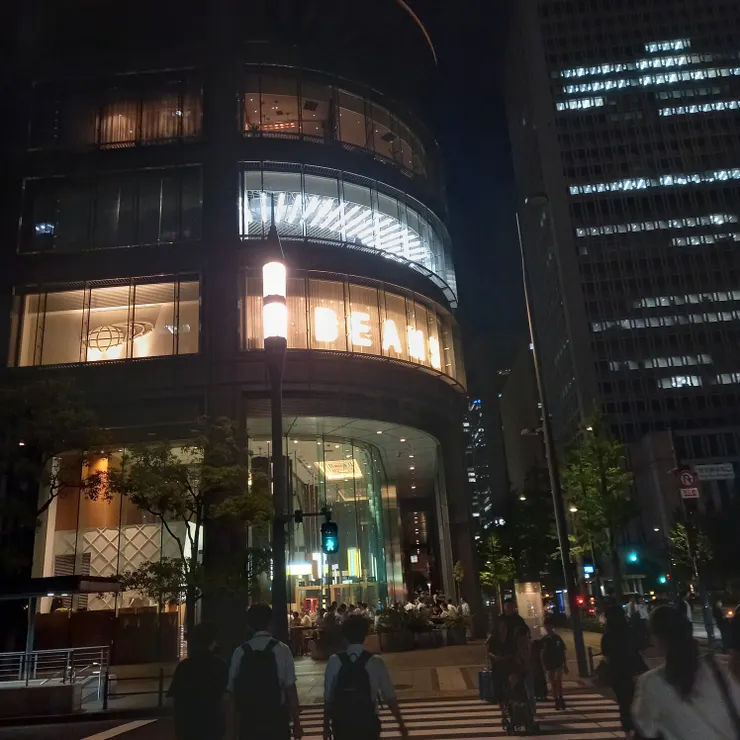 被現實打擊的兩人坐在百貨公司的長椅緩了緩,才打起精神前往新丸之內😅