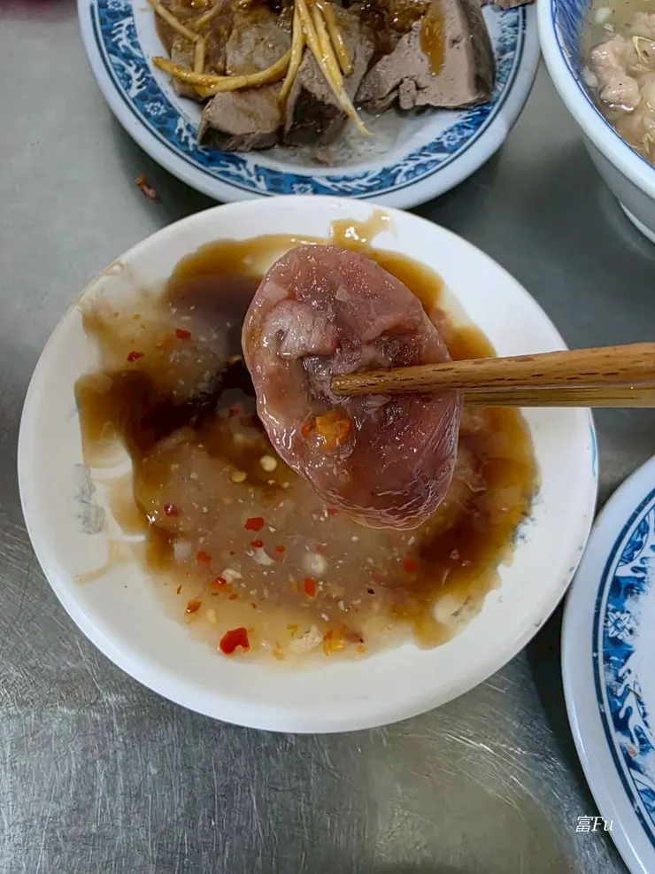 店家特色醬汁也是靈魂所在，沾爆~