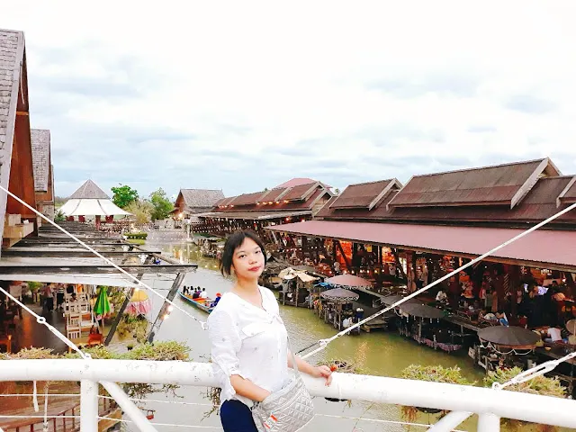 芭達雅四方水上市場木棧道與手搖船