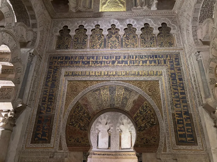 繁複的雕刻呈現出當時人們對宗教的敬意。