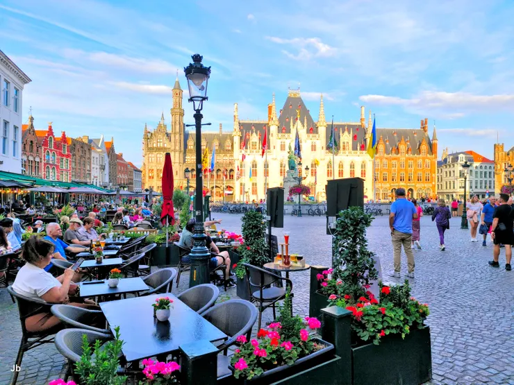 【集市廣場，週邊商家、歷史博物館、省議會廳。】