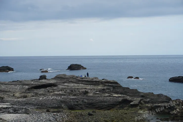 近看才發現是由白色石頭排出來的字，不會破壞到環境