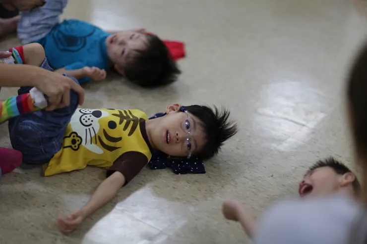 行動不便的孩子在日常裡除非有適合擺位的輔具，不然不是躺就是抱。〈音樂治療〉