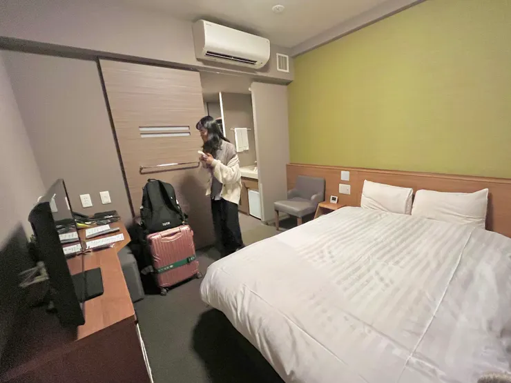 以日本普遍房型來說還算寬敞的雙人床房間