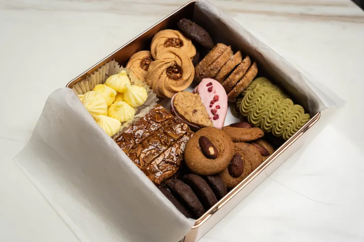 光是要包裝一盒餅乾,就要同時做好8款產品,一次包裝上百盒時,在5坪不到的店裡一字排開顯得十分霸氣。