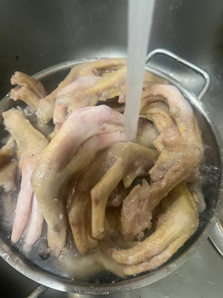 用清水把鴨腳洗乾淨