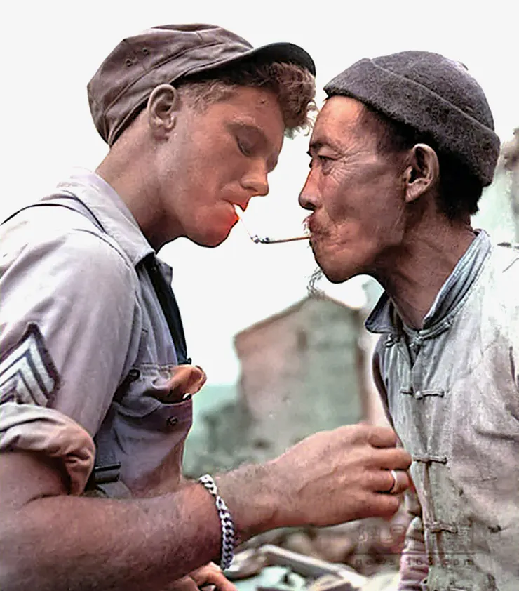 1944年10月14日,ROC遠征軍剛剛經歷了傷亡18000人的艱苦戰鬥,收復了滿目蒼夷的騰衝。圖為一位中國農民在向美軍士兵借火。美軍通信兵(U.S. Army Signal Corps)拍攝