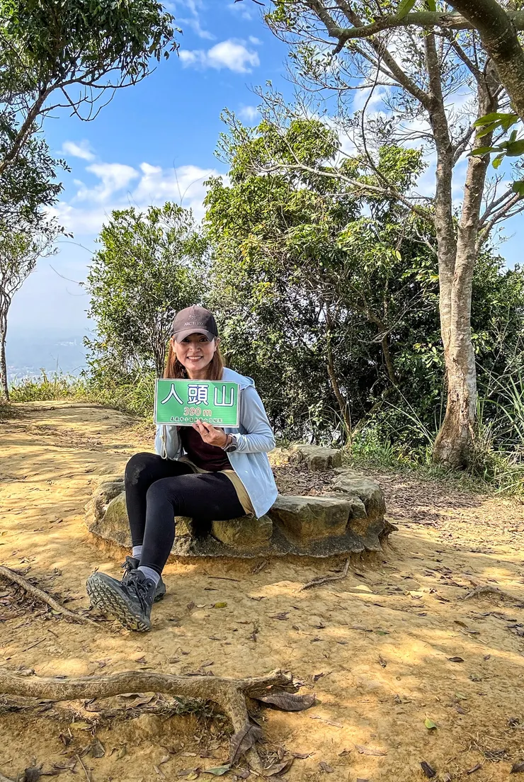 人頭山上的風景視野良好，還有椅子供山友休憩，離福德祠不遠，假日肯定很熱門