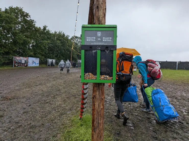 換票入場前，用菸蒂投票你是哪種Metal掛的? Photo: Zora @ Wacken Open Air. Jul. 30, 2025.