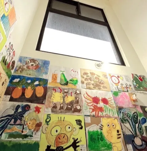 上次孩子的爹住院，兒子在急診室受到紅色衝擊，為了安慰他，我每晚從醫院回來就開始佈置小孩的臨時美術館。藝術療癒當時的我們