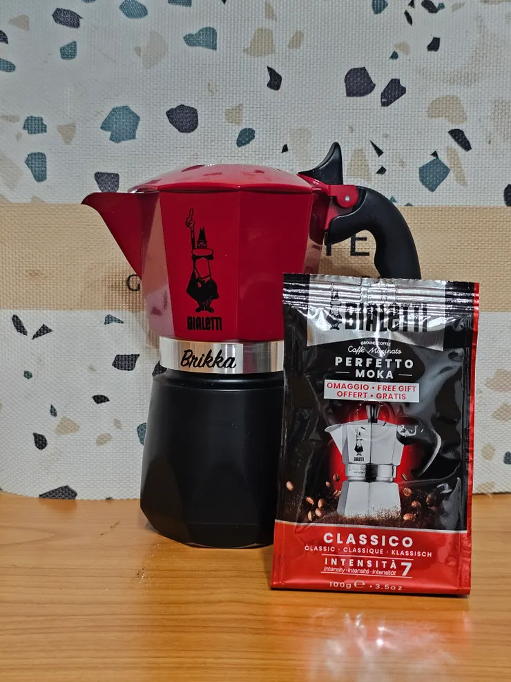 摩卡壺的咖啡粉比手沖要稍微細一點，如果沒有磨豆機，市面上也有現成已經磨好的專用粉。