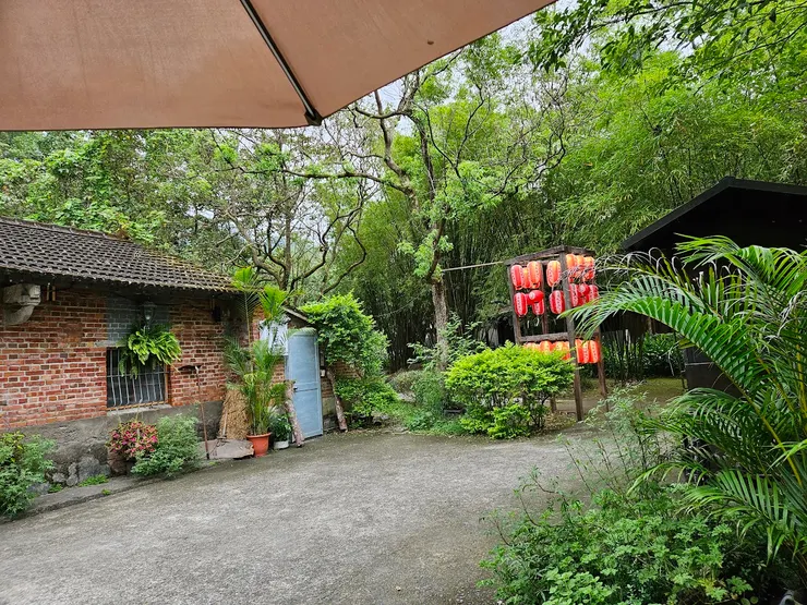 麵館的外面,有點像鄉下的阿嬤家