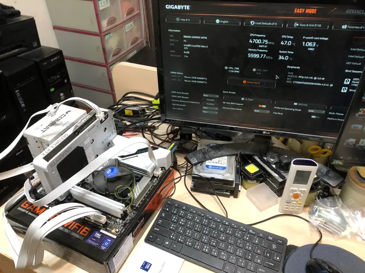 處理器散熱器還沒到貨，所以先拿一般標準原廠散熱器來擋一下。