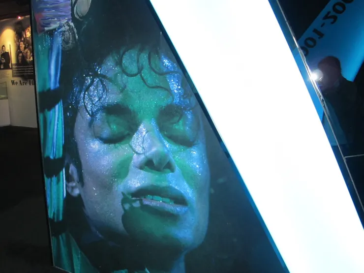 其實一場演唱會絕不輕鬆，看MJ揮汗如雨便知道了。聽說開完一場演唱會能減10磅水。