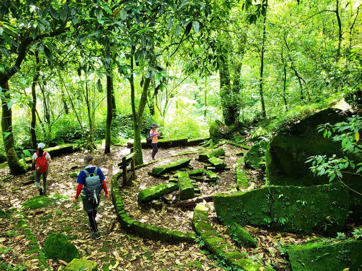 打石場，是興建許顏橋的岩石採集之處，利用原木作為搬運軌道運送，展現先民的智慧。