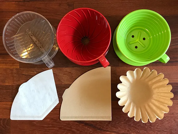 三種濾杯與三種不同形狀的濾紙。