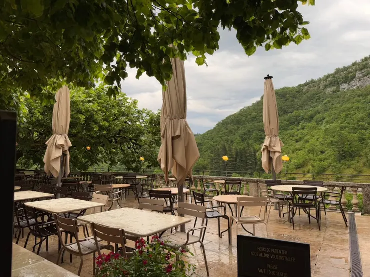 因為下雨，錯過了在露台用餐的機會