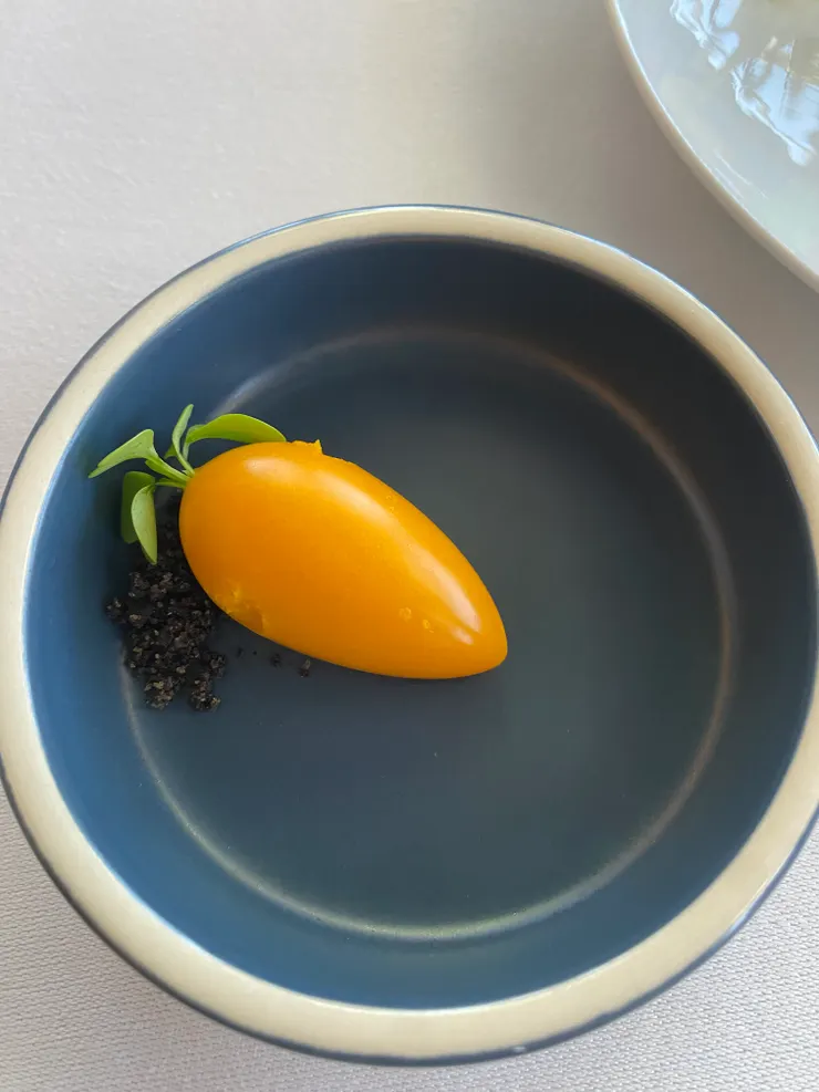 這個假番茄超酷！他抹開是類似奶油🧁的東西，抹在歐式麵包超好吃！我甚至覺得有點太妃糖的香味