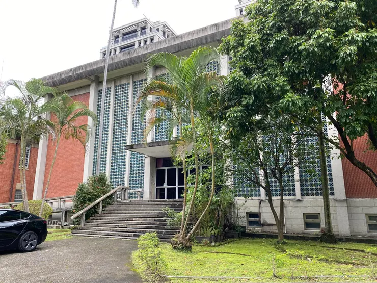 三段式原則，明確切分出基臺、屋身和屋頂。刻意抬高建築，引入自然光，提升地下室的舒適度